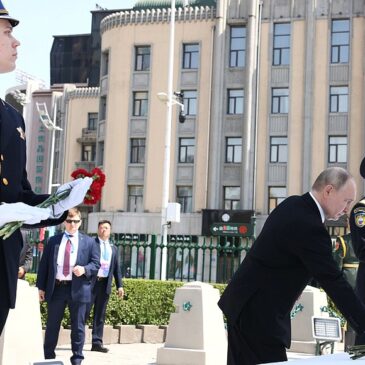 Возложение цветов к памятнику советским воинам в Харбине