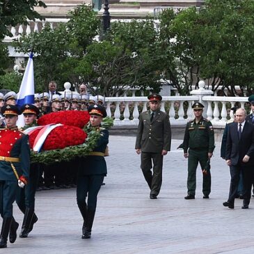 Возложение венка к Могиле Неизвестного Солдата